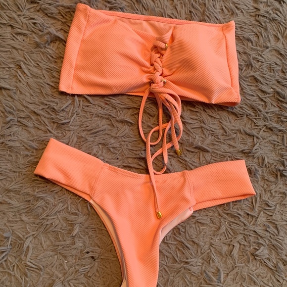 Bikini - Picture 1 of 1